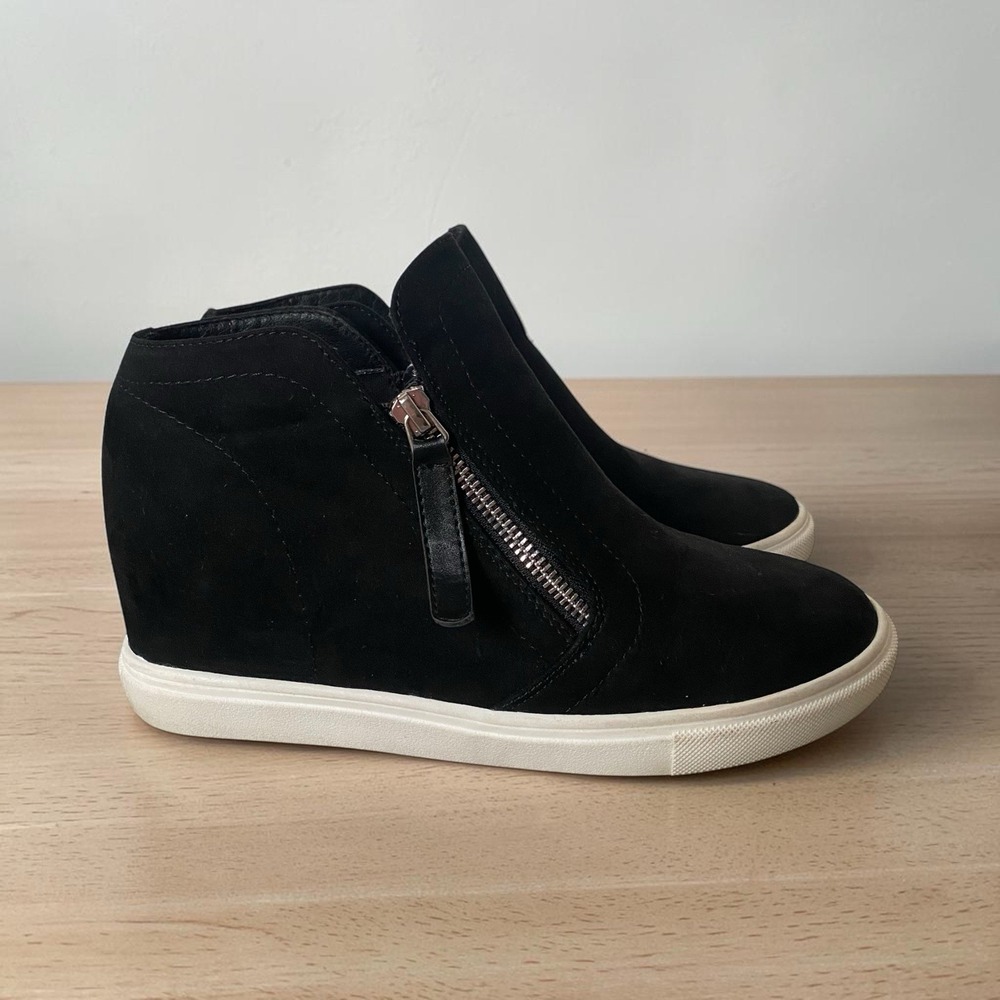 Madden Girl Hidden Wedge Sneakers Sz 8.5M Black Faux Suede Side Zip Sporty Chic